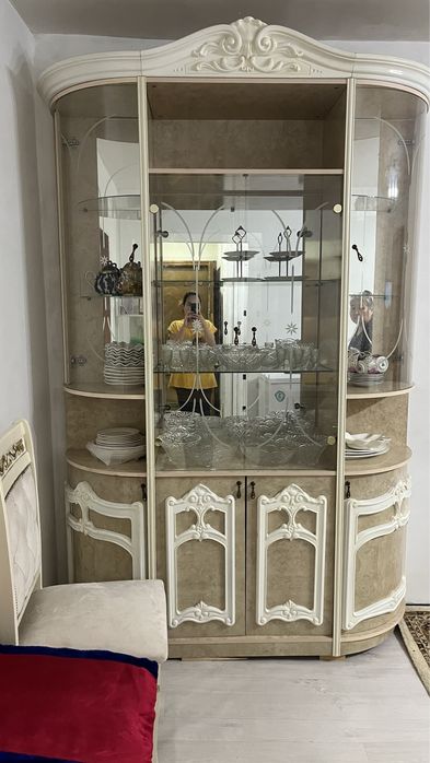 Продам Шкаф Сервант