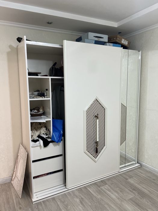 Шифоньер очень вместительный с двумя дверцами