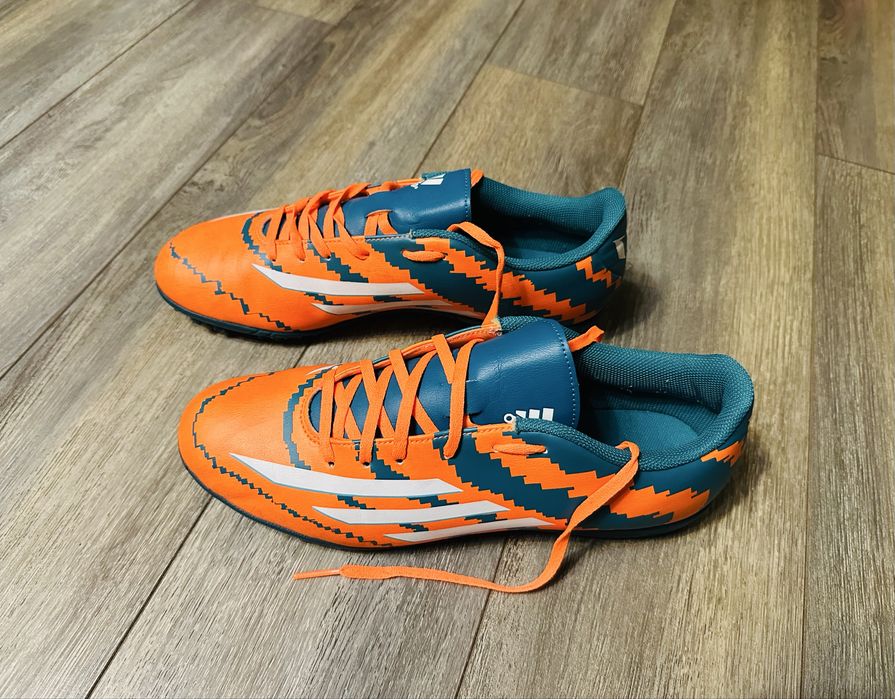 Ghete Fotbal Adidas Messi. Editie limitata. Size 44 2/3.