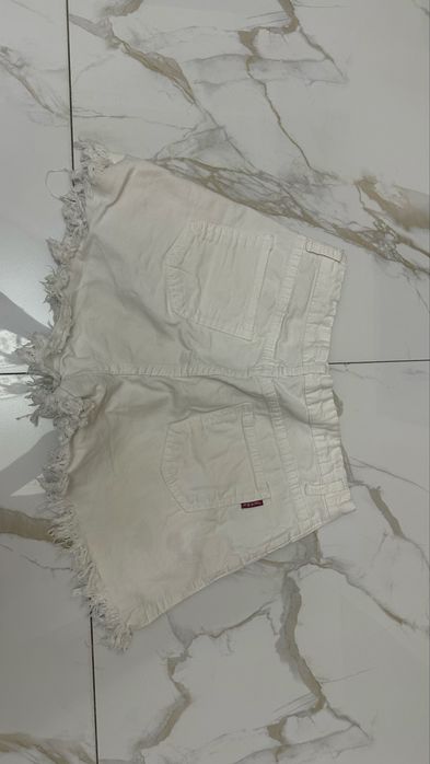 Белые шорты.