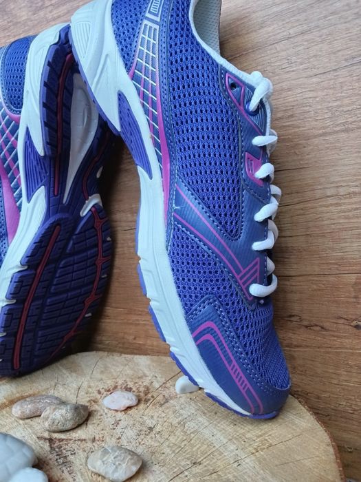 Туристически леки спортни маратонки в лилаво и бяло,внос от Австрия