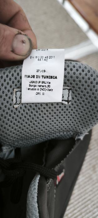 Работни обувки с метални бомбе.