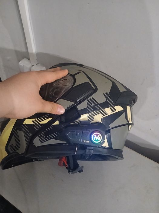 Шлем продам срочна блютуз все есть