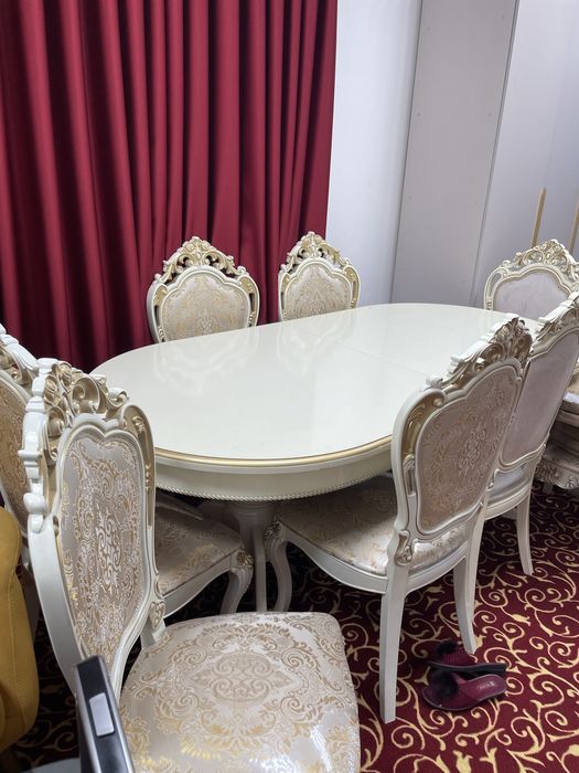 Гостиный стол со стулями