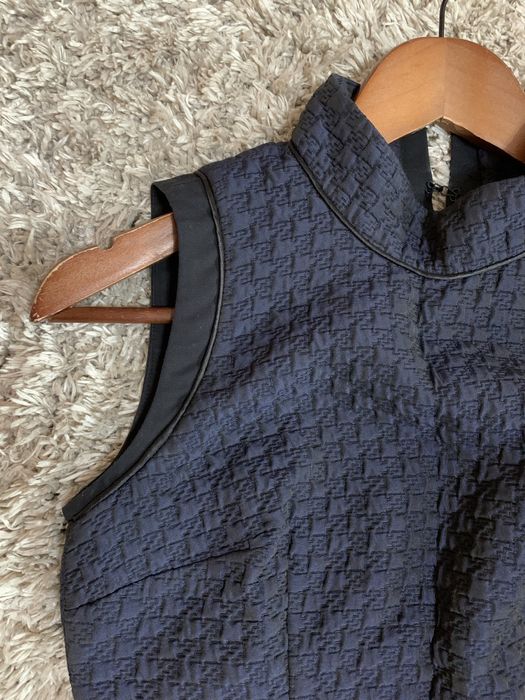 Стилна тъмносиня офис рокля