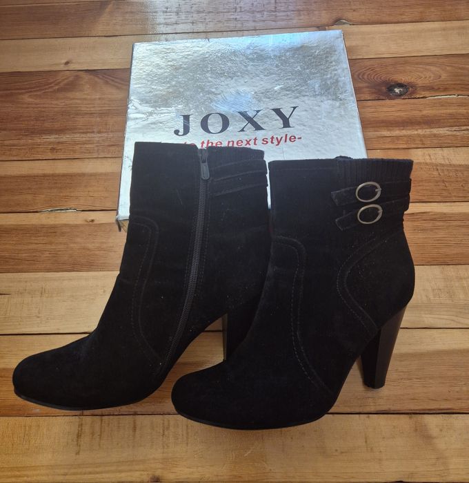 Черни велурени боти с висок ток