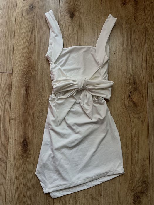 Бяла рокля с гол гръб