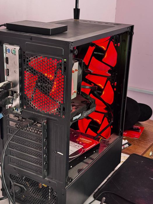 Igrovoy kompyuter va notebook sotiladi