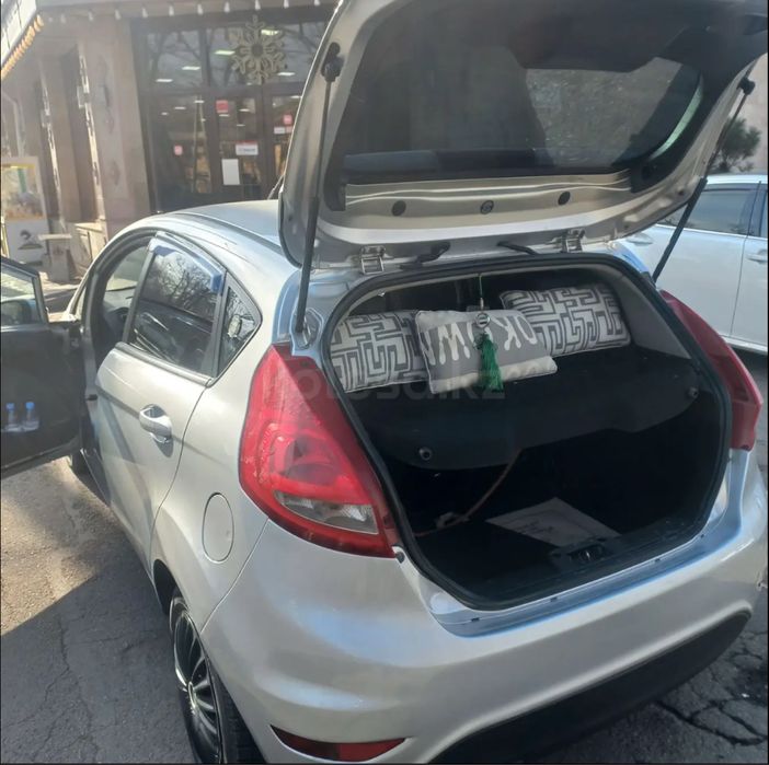 Машина Ford Fiesta