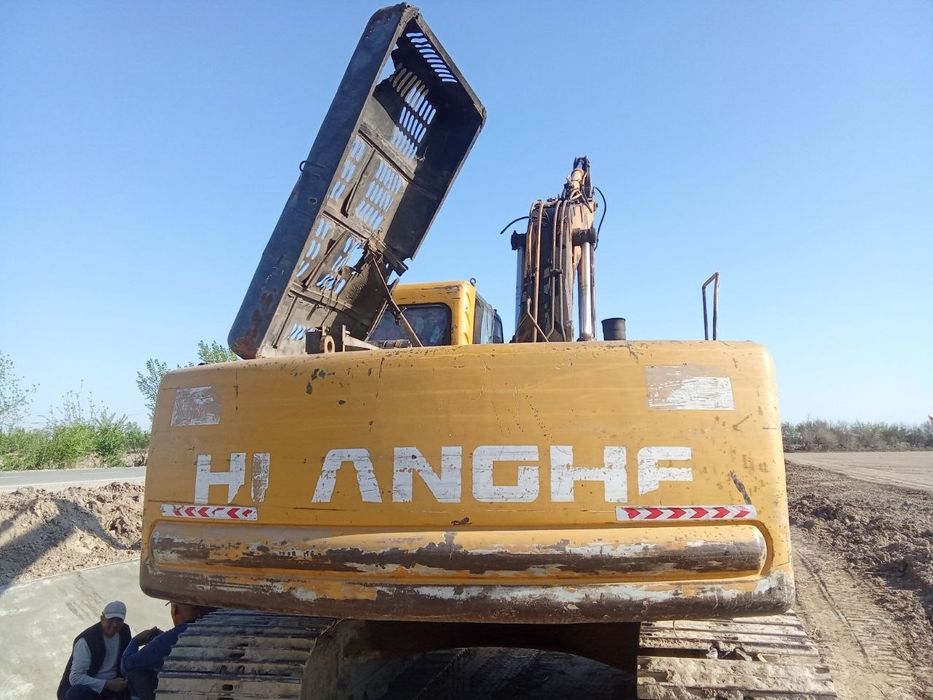 Экскаватор HUANGHE 210
