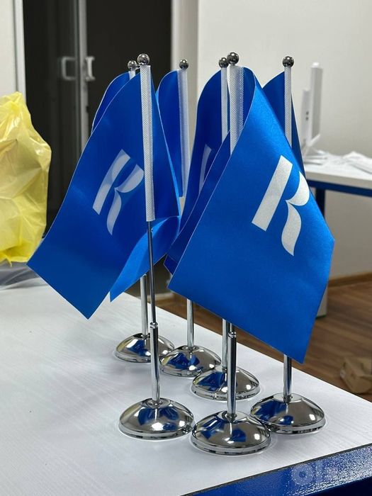 Reklama poligrafiya xizmatlari brend Bayroq nastolniy reklama poligraf