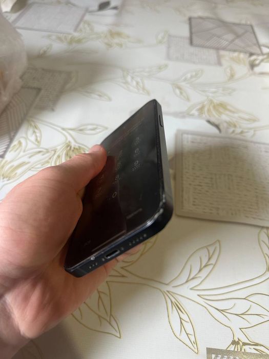Продам айфон 12