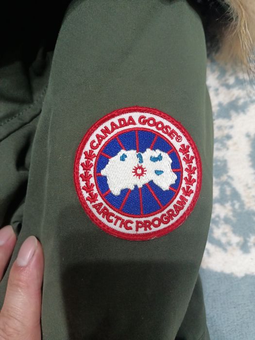 Продам куртку CANADA GOOSE оригинал размер S 42-44