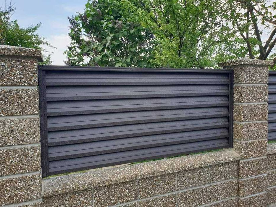 Garduri si porti de diferite modele si dimensiuni (sipca metalica, panou stil jaluzele, tabla cutata, plasa bordurata, BCA sau beton si alte modele)