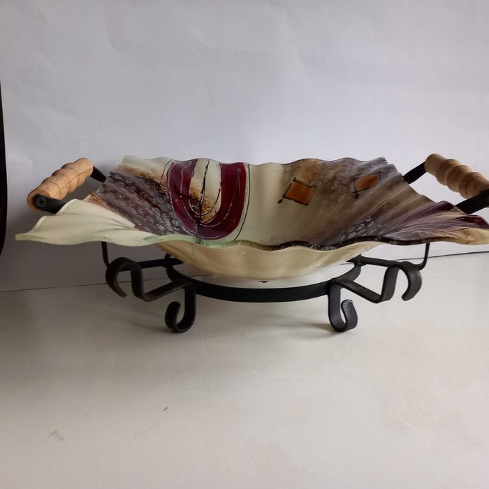 Чиния с поставка