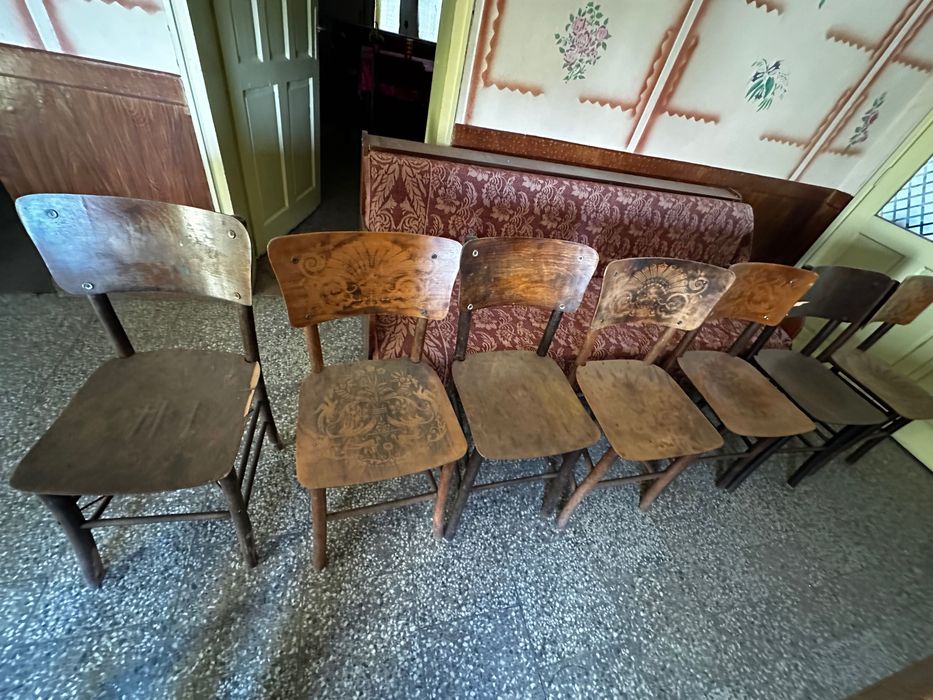 Стари дървени столове