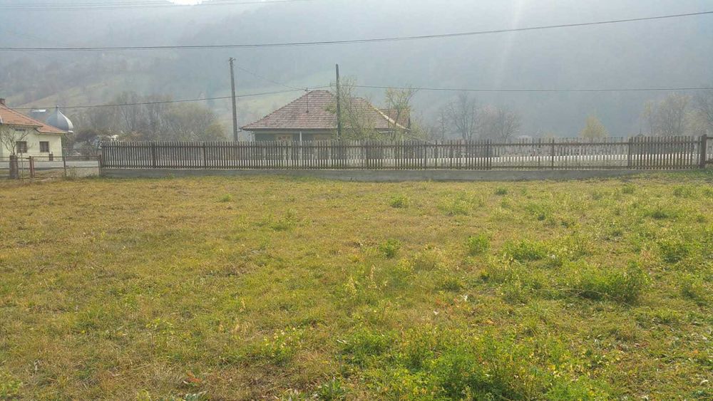 Teren cu deschidere la drumul national impreuna cu cabana