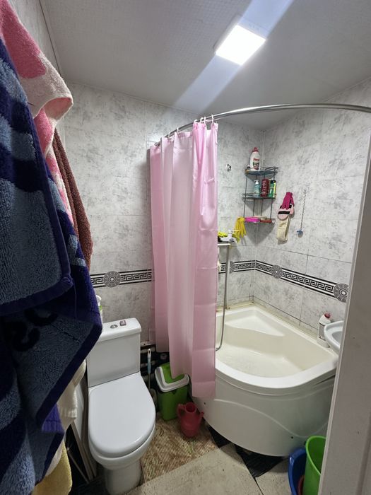 Dom satiladi 1 mikrayon 15/43 barliq qolayliqlarga iye remontlangan