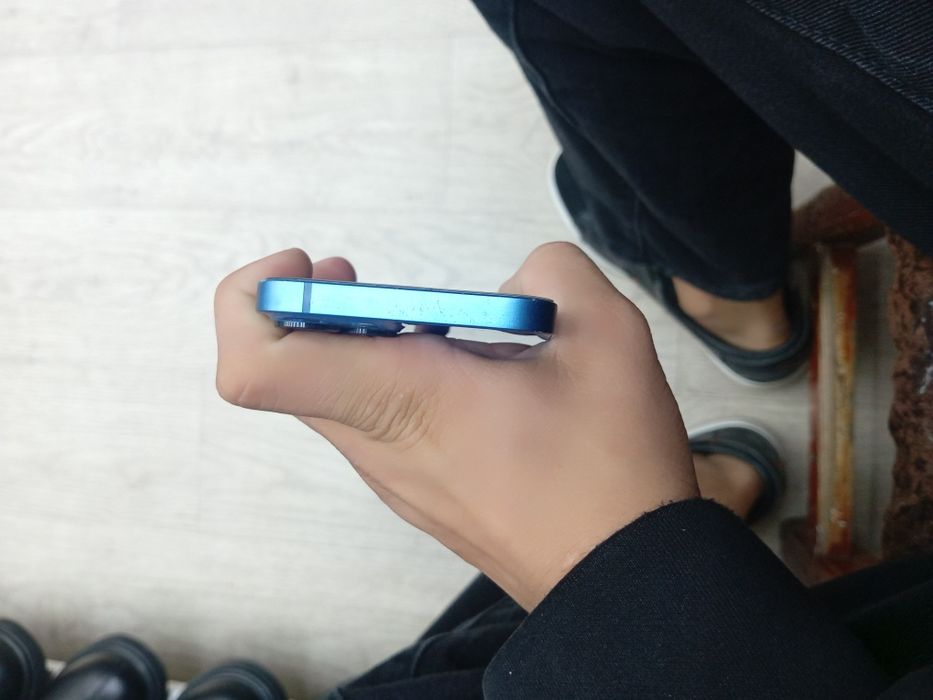 Продам срочно iPhone 13