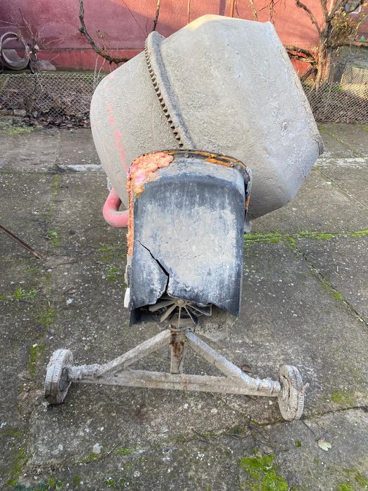 Vând betoniera în stare de funcționare