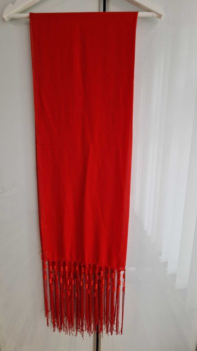 Eșarfă roșie elegantă din voal cu franjuri