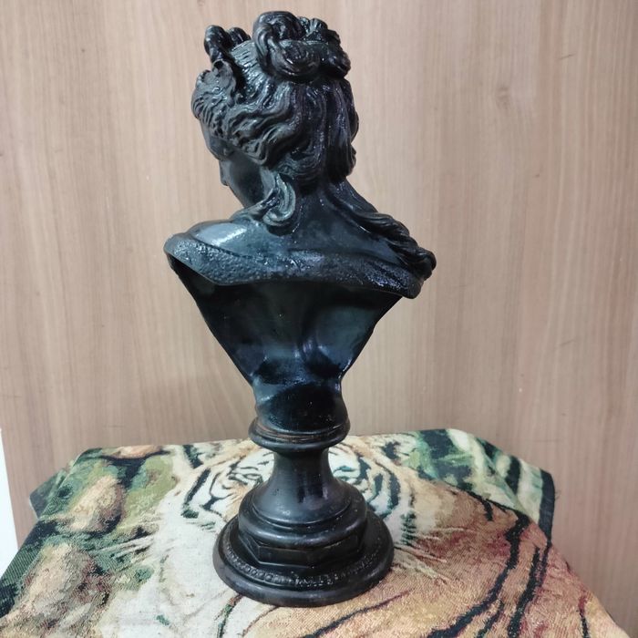 Гагарин бюст чугун