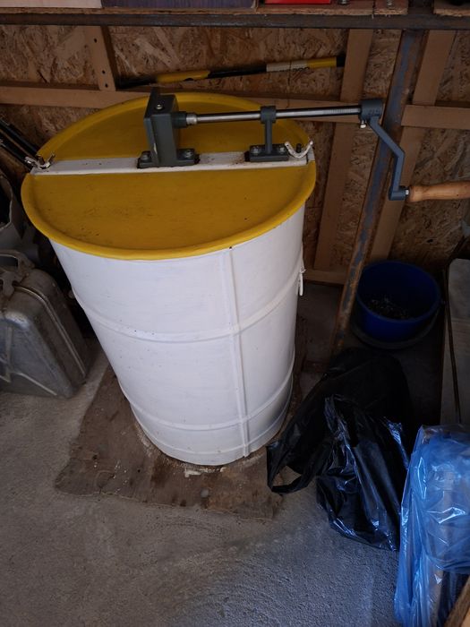 Centrifuga de scos miere pe 3 rame