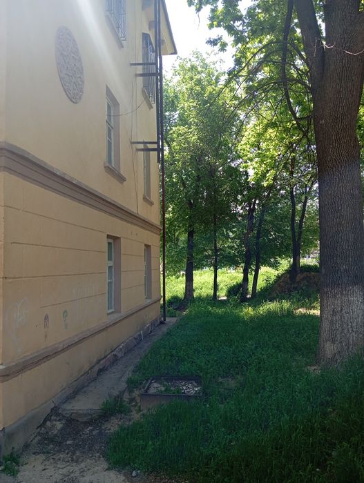 Продаётся 2-х комнатная квартира рядом Дворце Химика 1-й этаж