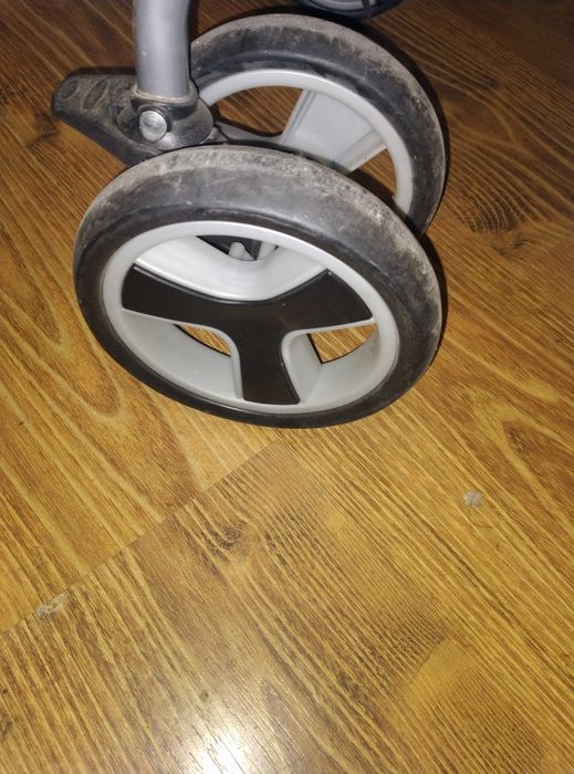 Предлагам детцка количка много запазена