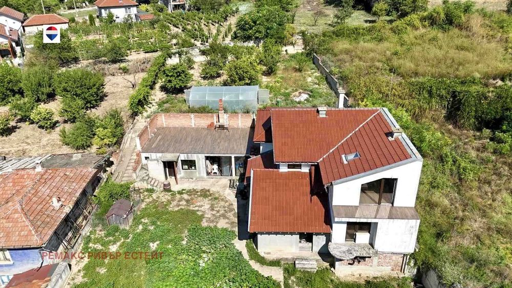 Къща с двор за продажба в с. Красен