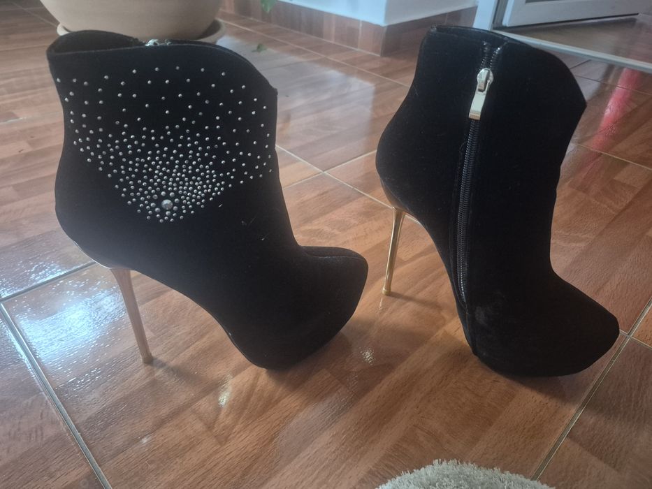Ghete elegante de catifea cu ștrasuri