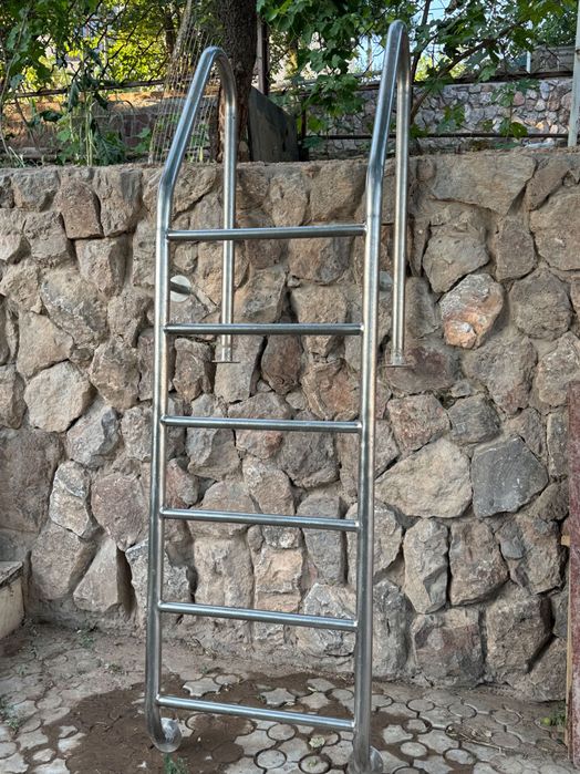 Хромированная лестница для бассейна