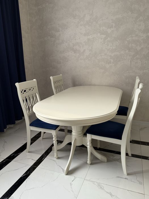 Продается обеденный стол и стулья в хорошем состоянии.