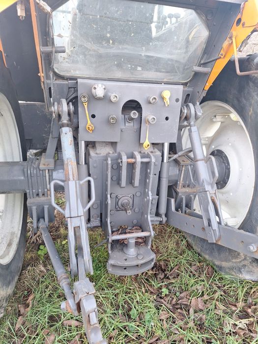 Vând tractor Renault