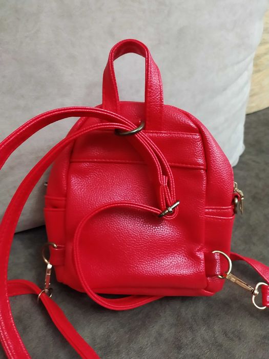 Малка червена кожена раница