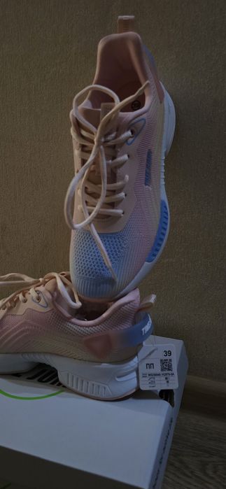 Кроссовки женские