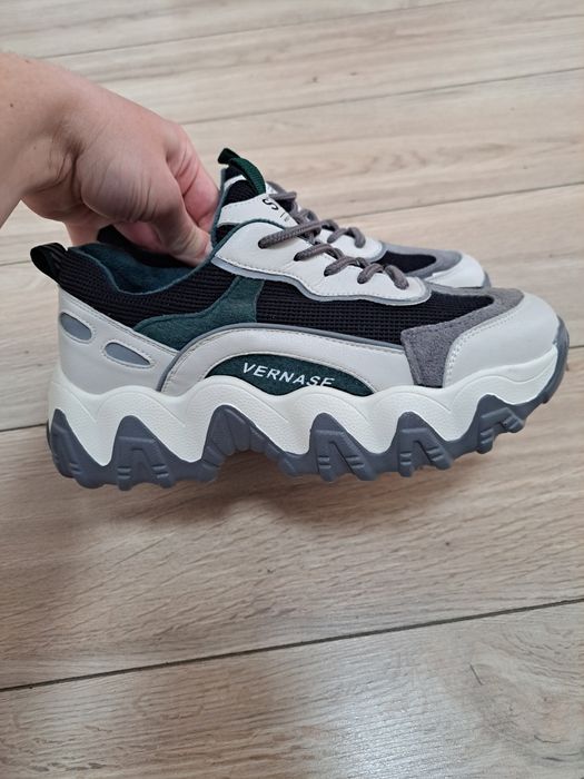 Кроссовки кожанные