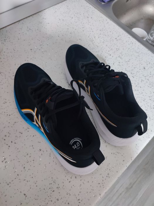 Vând adidasi Asics GT-1000