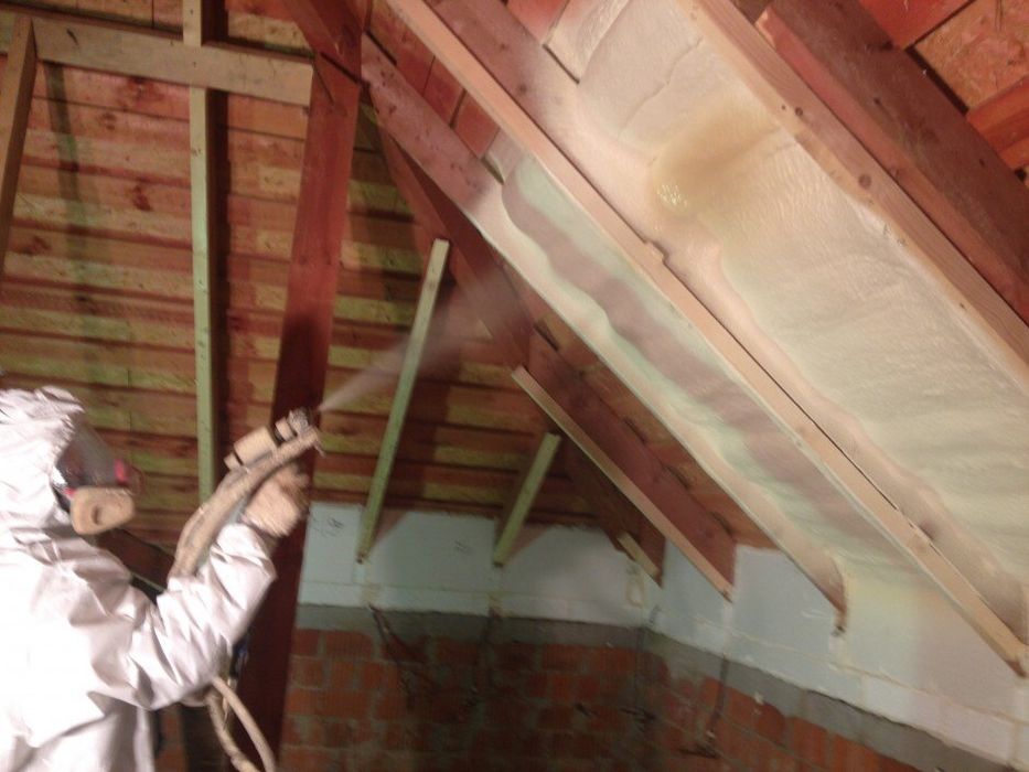 Утепление дома напылением пены