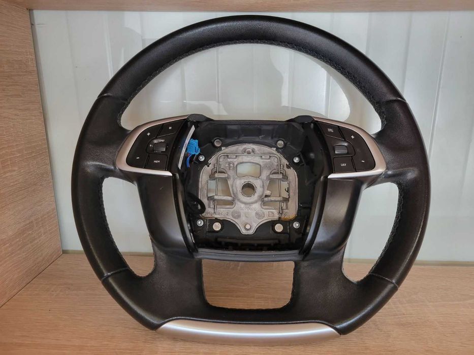 Продавам много запазен кожен волан за Citroen C4 модел 2010 до 2018
