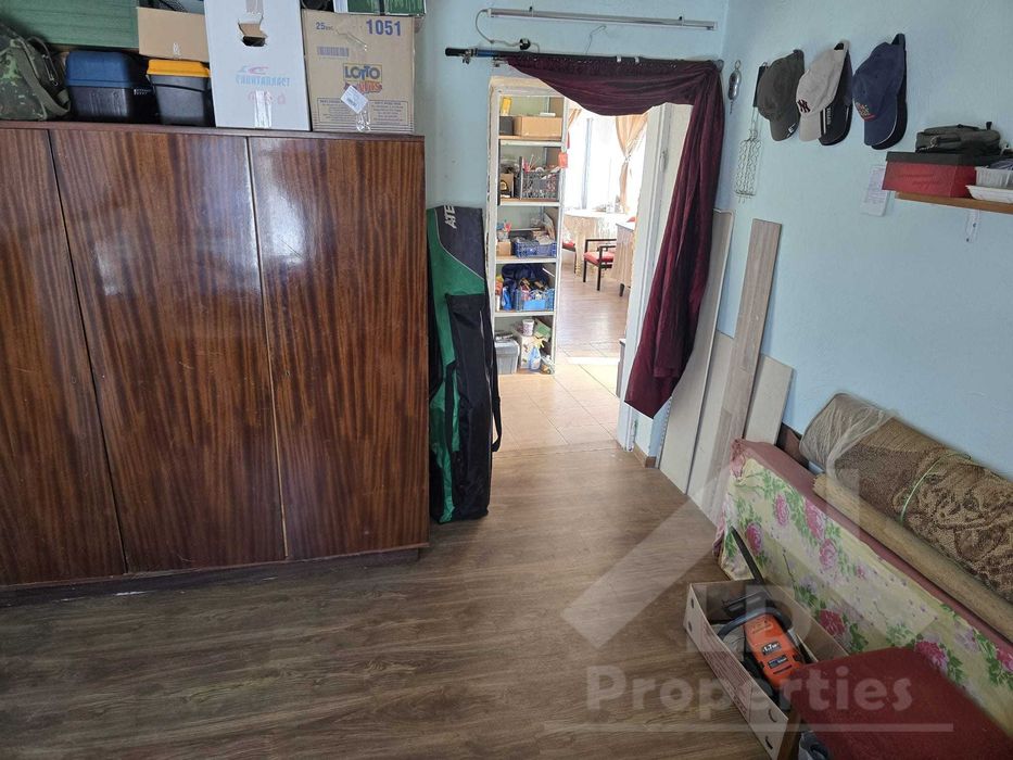 Едноетажна къща с голям двор в село в близост до Генерал Тошево