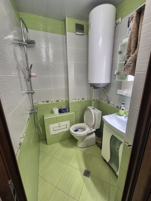 Продава 2 етажа от къща