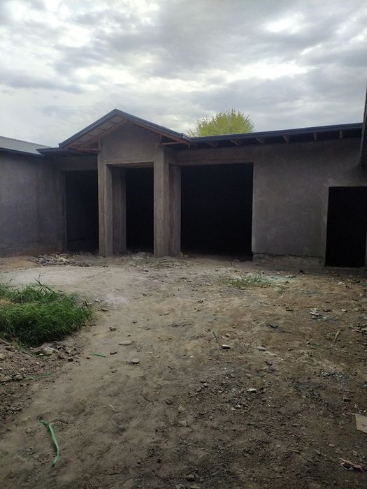 Продается коробка на Охунбабаеве.    Коробка холатида уй сотилади