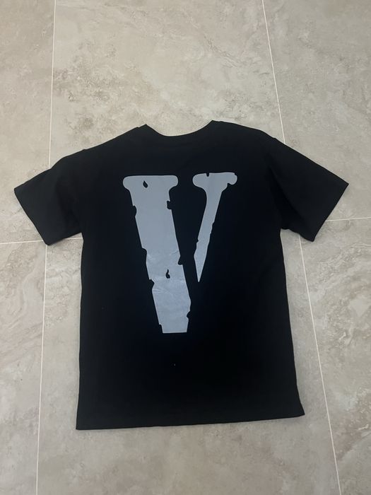 Tricou V Lone alb cu negru luminos seara
