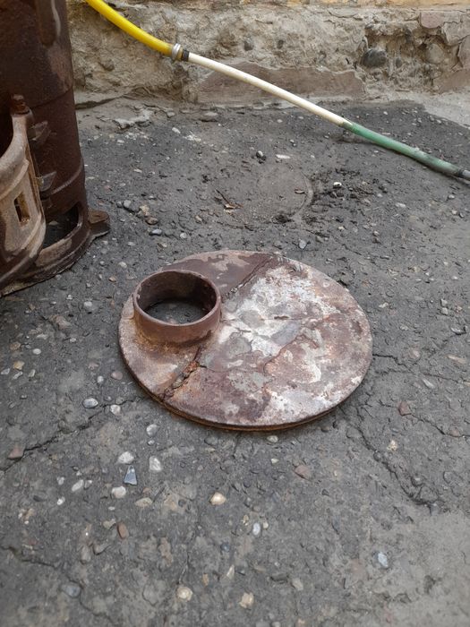 Chugun (chuyan) pechka yahshi holatda.