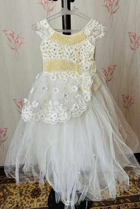 Бальное белое платье для девочек.В отличном состоянии.