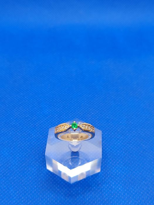 Златен пръстен с Колумбийски изумруд и диаманти