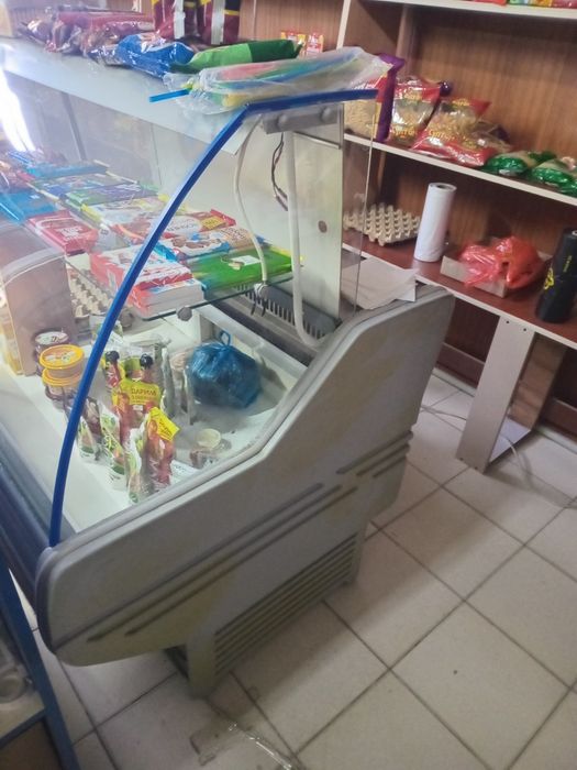 Продам витринный холодильник.
