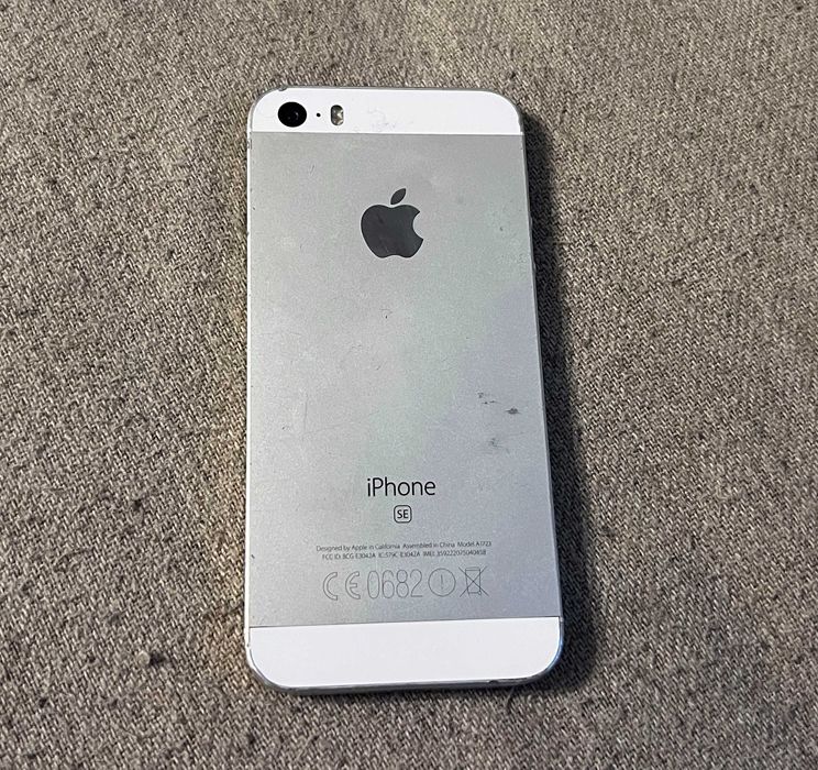 iPhone SE 16GB Silver, functioneaza dar este blocat cu parola