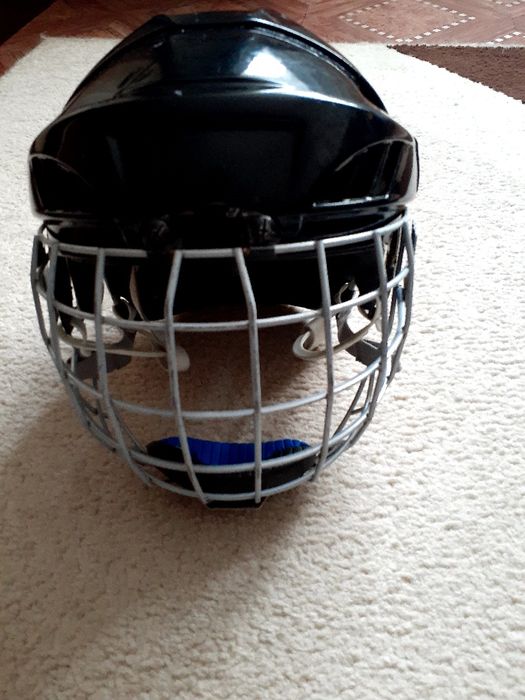 Продам  шлем хоккейный.
